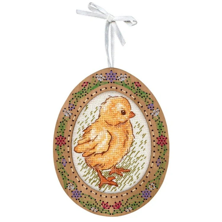 M.P.STUDIA Cross-stich on wooden base Miniature. Chicken on a walk
