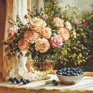 LUCA-S Vase with Roses and Blueberries G719