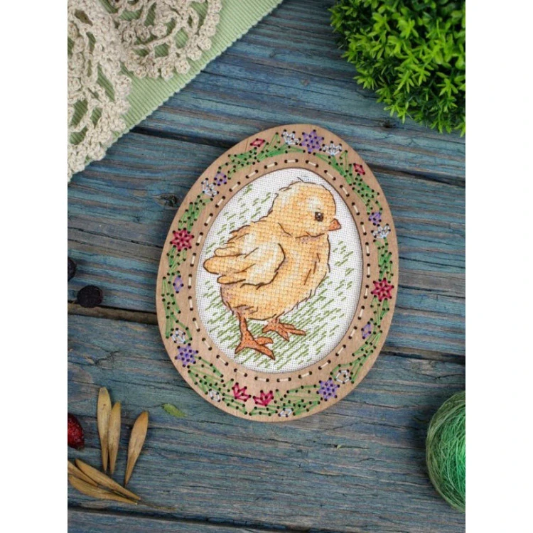 M.P.STUDIA Cross-stich on wooden base Miniature. Chicken on a walk