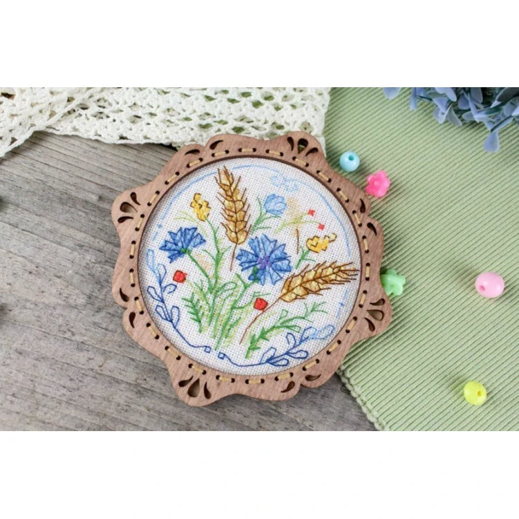 M.P.STUDIA Cross-stich on wooden base Miniature. Meadow bouquet