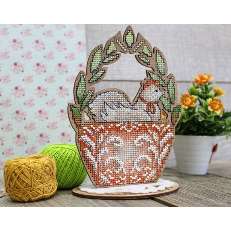 M.P.STUDIA Cross-stich on wooden base. Mother hen O-085