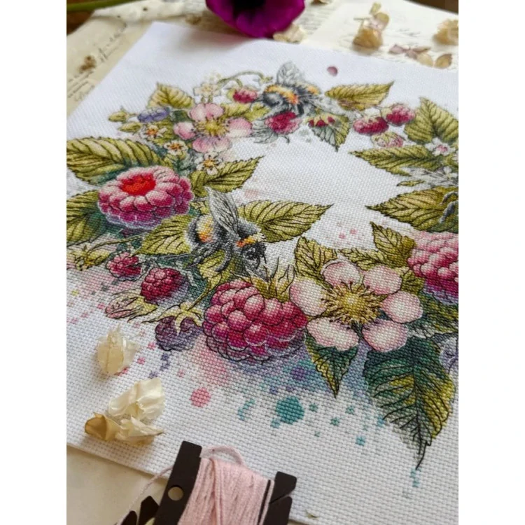 ANDRIANA Raspberries and bumblebees R-44