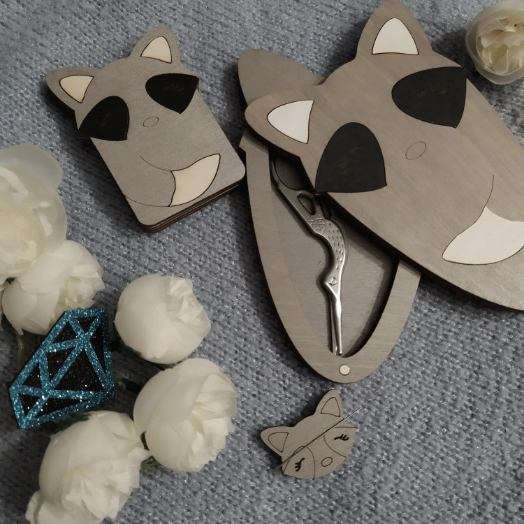 KIND FOX BY WIZARDI MAGNETIC NEEDLE HOLDER. RACCOON