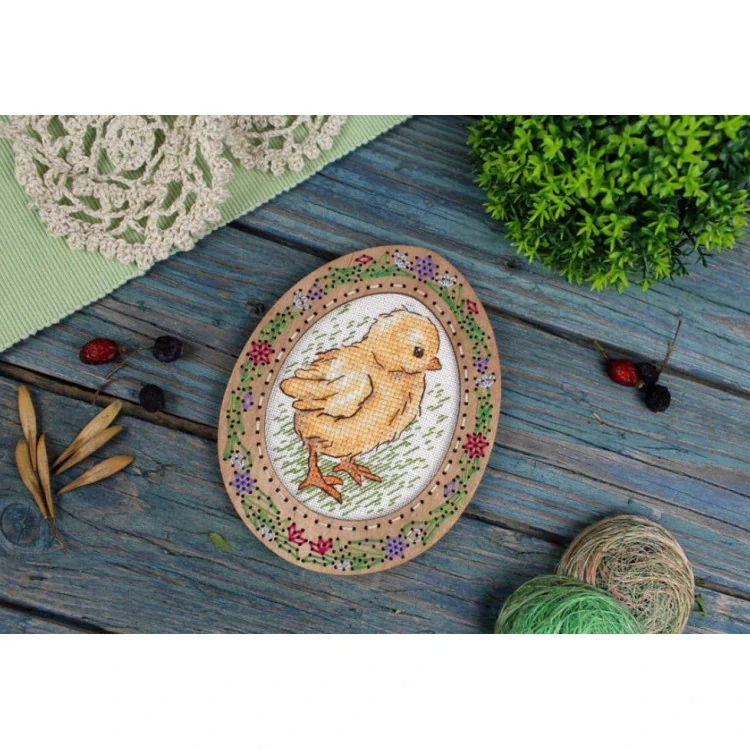 M.P.STUDIA Cross-stich on wooden base Miniature. Chicken on a walk