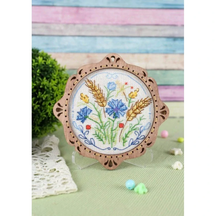 M.P.STUDIA Cross-stich on wooden base Miniature. Meadow bouquet