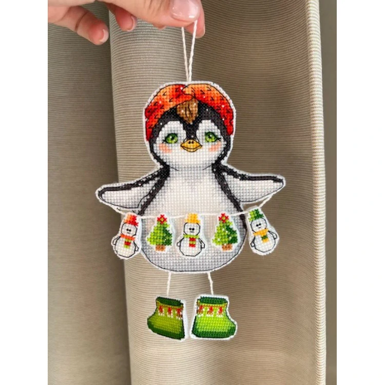 ANDRIANA Penguin with a garland P-70