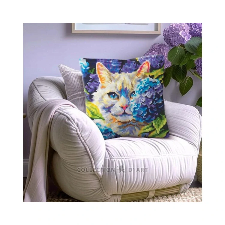 COLLECTION D'ART Cushion kit Cat in hydrangeas 5501