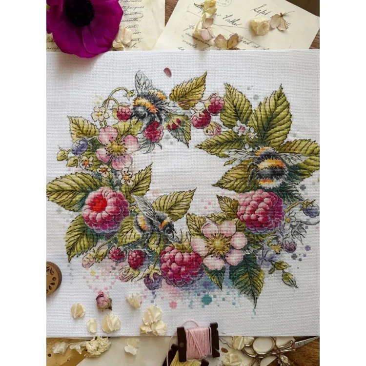 ANDRIANA Raspberries and bumblebees R-44