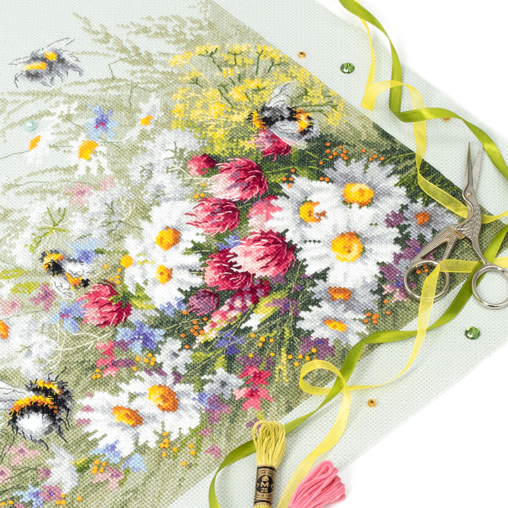 MAGIC NEEDLE 510-225 "Daisies and Clover"