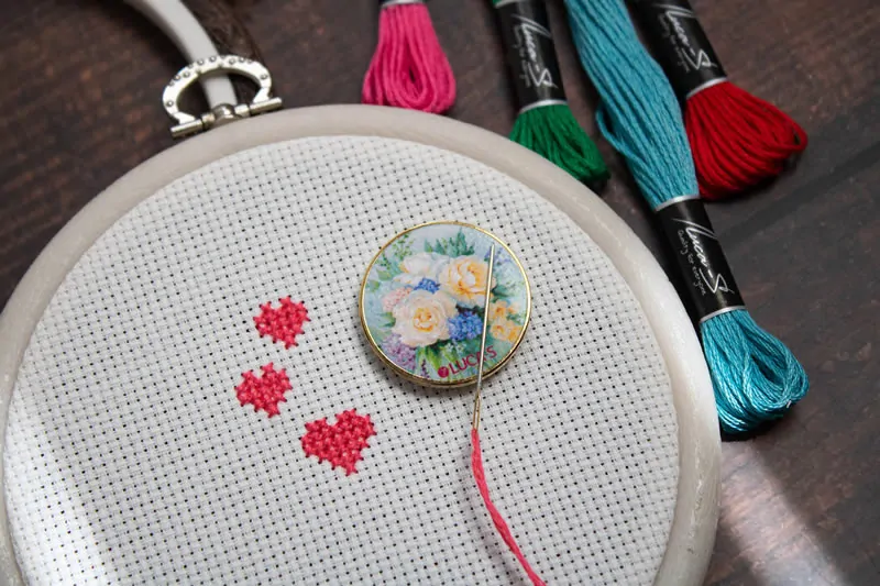 LUCA-S MAGNETIC NEEDLE MINDER NM19-FLORAL BOUQUET