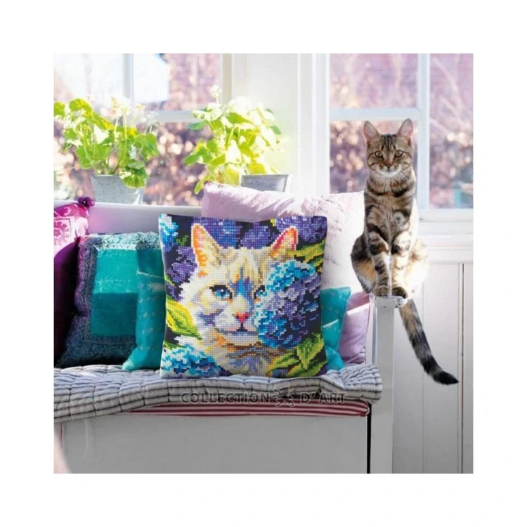 COLLECTION D'ART Cushion kit Cat in hydrangeas 5501