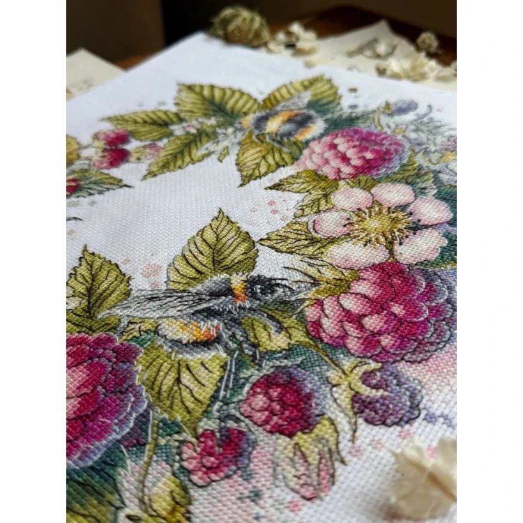 ANDRIANA Raspberries and bumblebees R-44