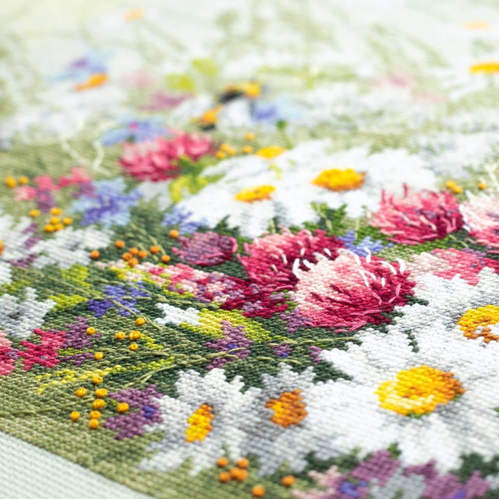 MAGIC NEEDLE 510-225 "Daisies and Clover"