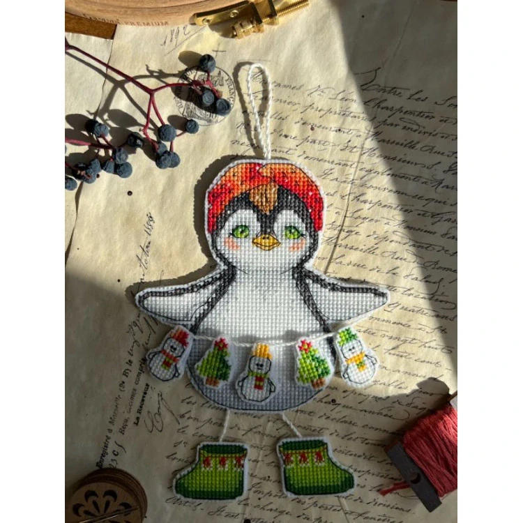ANDRIANA Penguin with a garland P-70