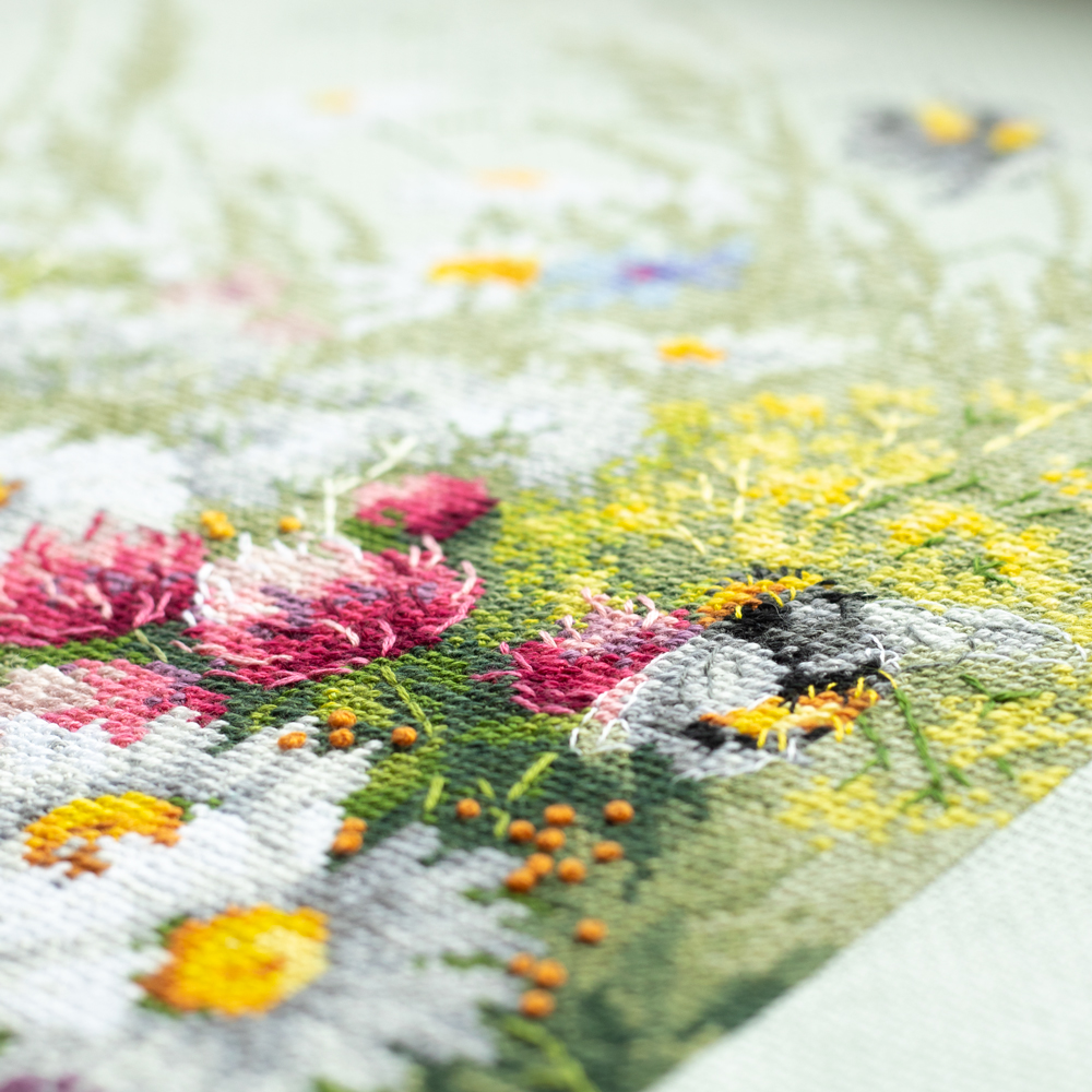 MAGIC NEEDLE 510-225 "Daisies and Clover"